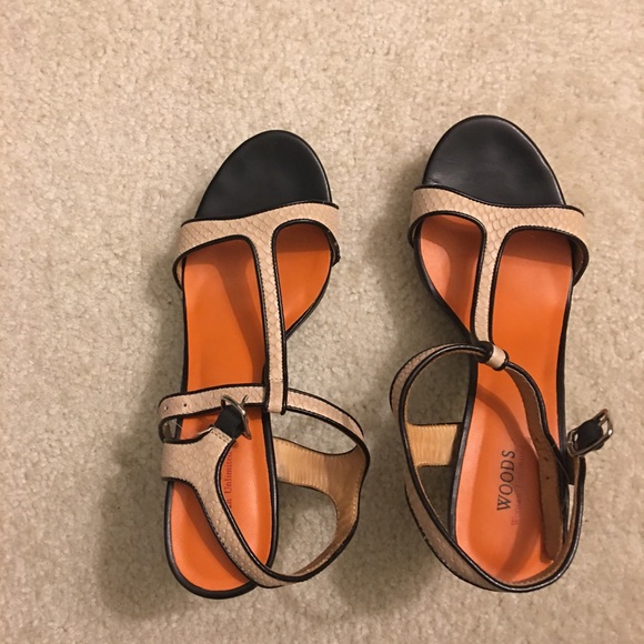 Women’s shoe - Picture 1 of 3